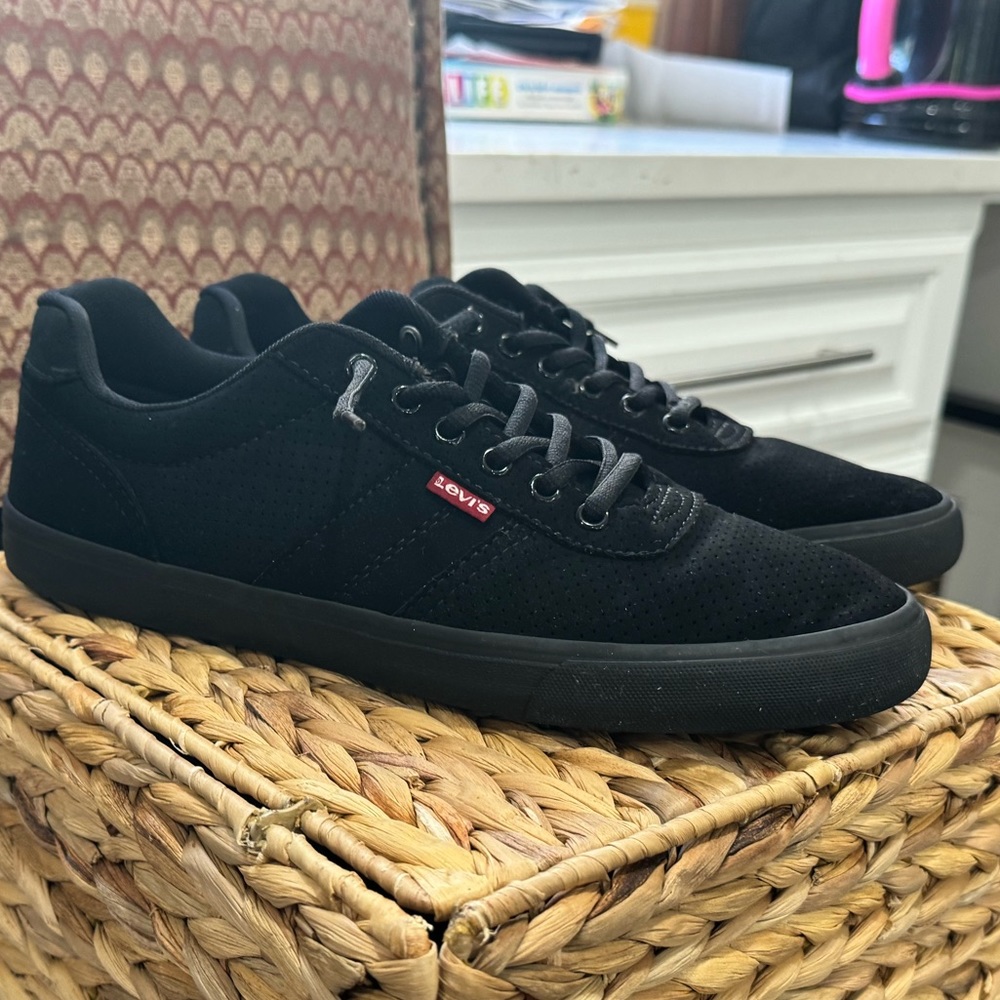 Men’s low top Levi’s, Size 9 1/2